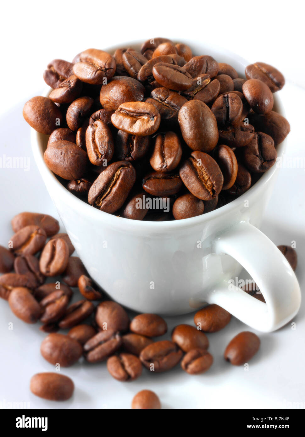 I chicchi di caffè in una tazza di caffè. Stock Photo. Foto Stock