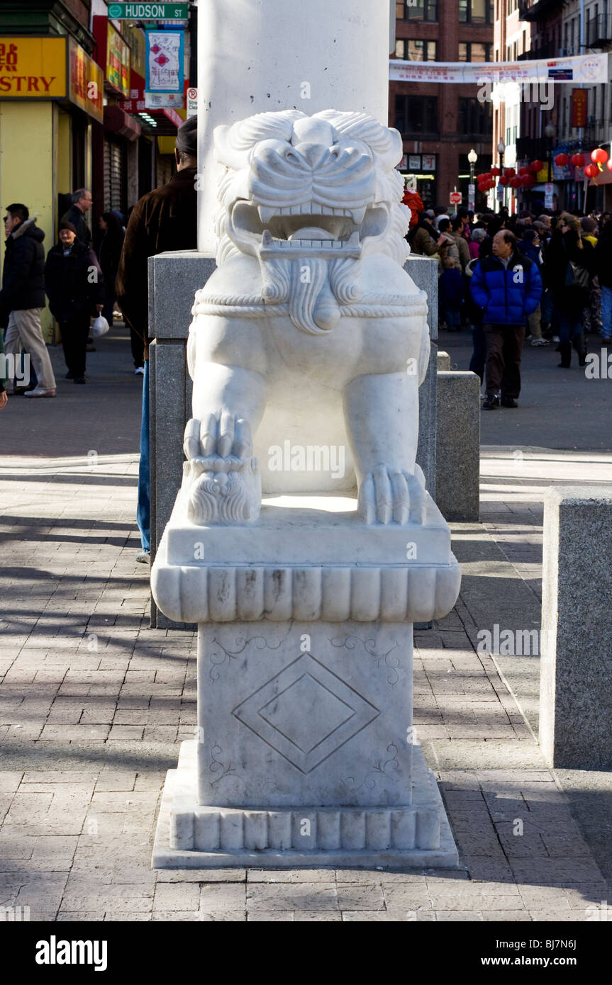 Marmo bianco fu Cinese Lion scultura in Boston's Chinatown. Foto Stock