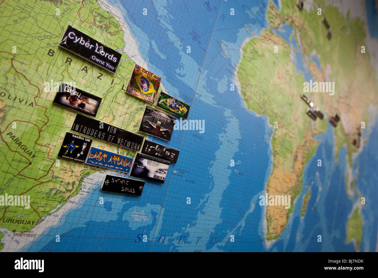 Mappa che mostra i nomi e le posizioni dei cyber bande terroristiche, in Brasile. Foto Stock