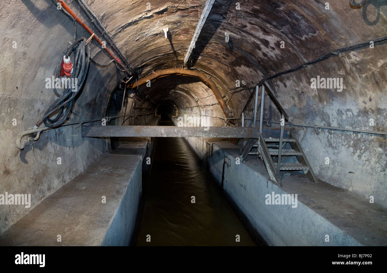 Il tunnel delle fognature scaricare all'interno delle fogne di Parigi - Visita Des Egouts de Paris / fogna visita museo di Parigi, Francia. Foto Stock