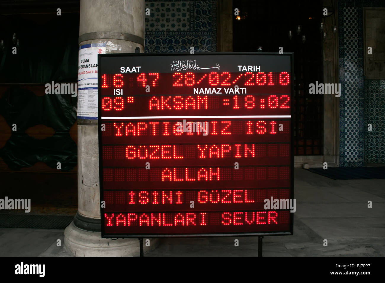 Segno al di fuori di una moschea fornendo i dettagli del prossimo preghiera (namaz) tempo, Istanbul, Turchia Foto Stock