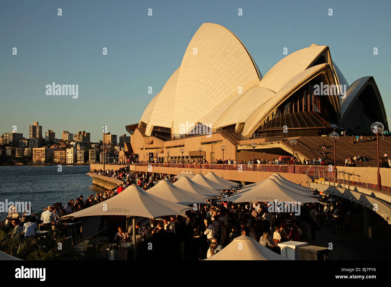 Il Circular Quay e Opera Bar di fronte al famoso teatro dell'opera di Sydney, Nuovo Galles del Sud, Australia Foto Stock