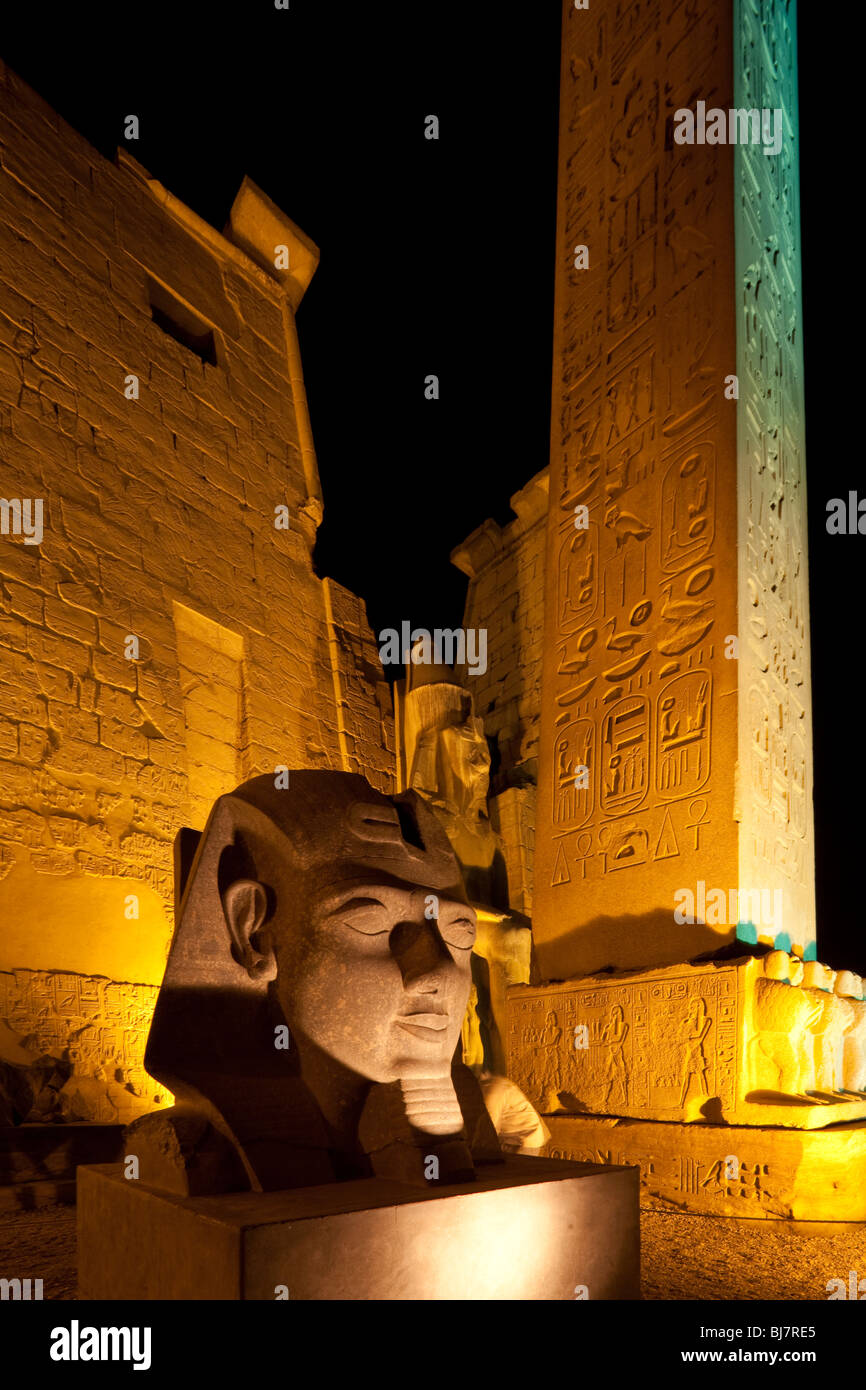 Pilone, Obelisco e testa di Ramses II, del Tempio di Luxor in Egitto Foto Stock