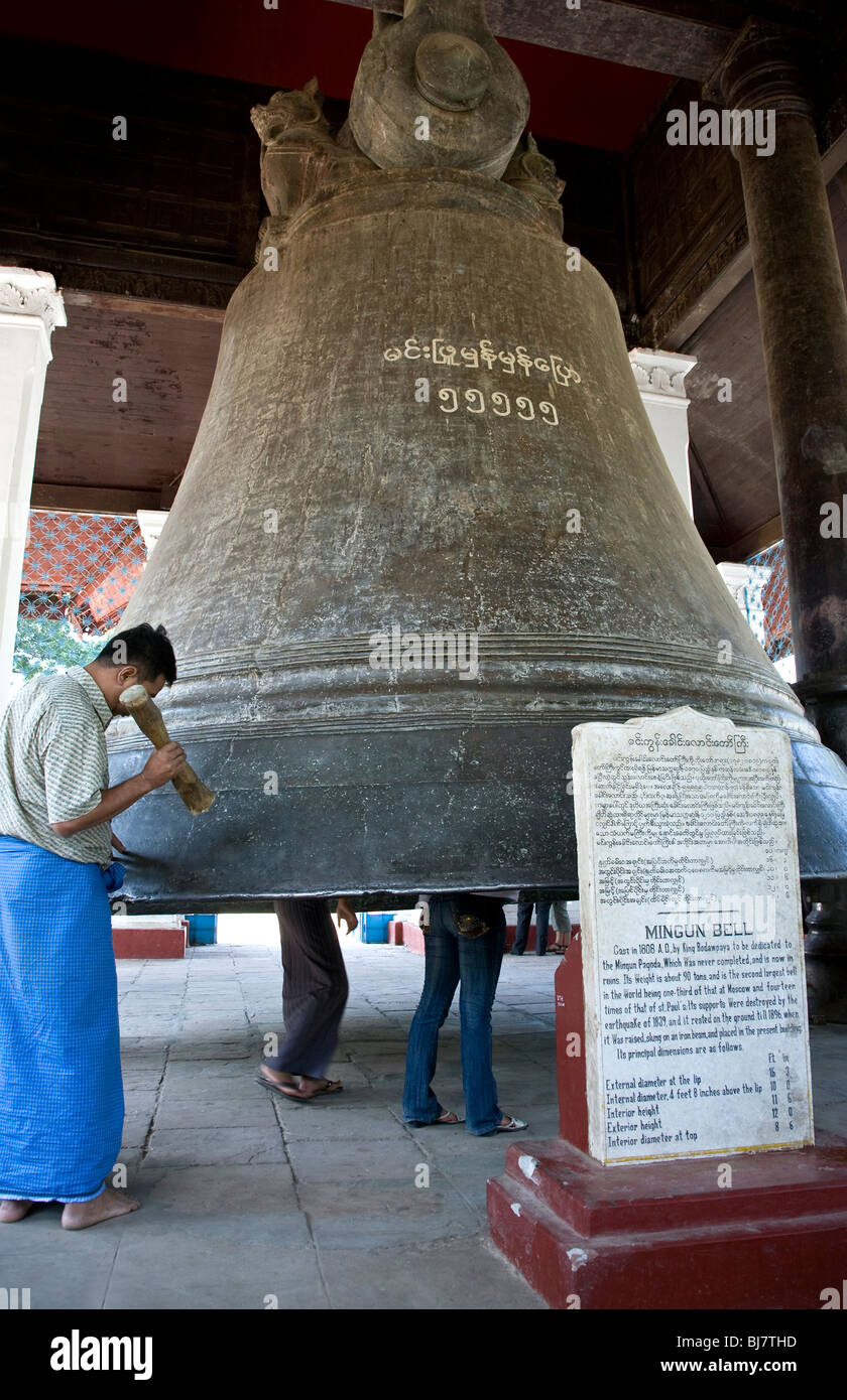 Uomo birmano colpi il gigante Mingun Bell. Mingun (vicino a Mandalay). Myanmar Foto Stock