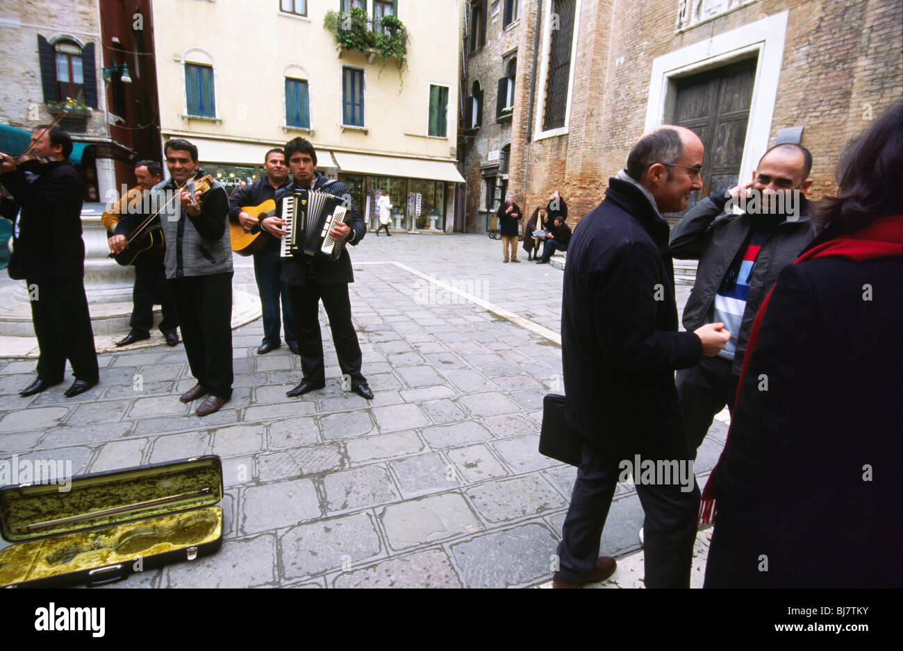 Venezia, Luglio 2008 -- Band suona musica dal vivo e locali hanno una chat. Foto Stock