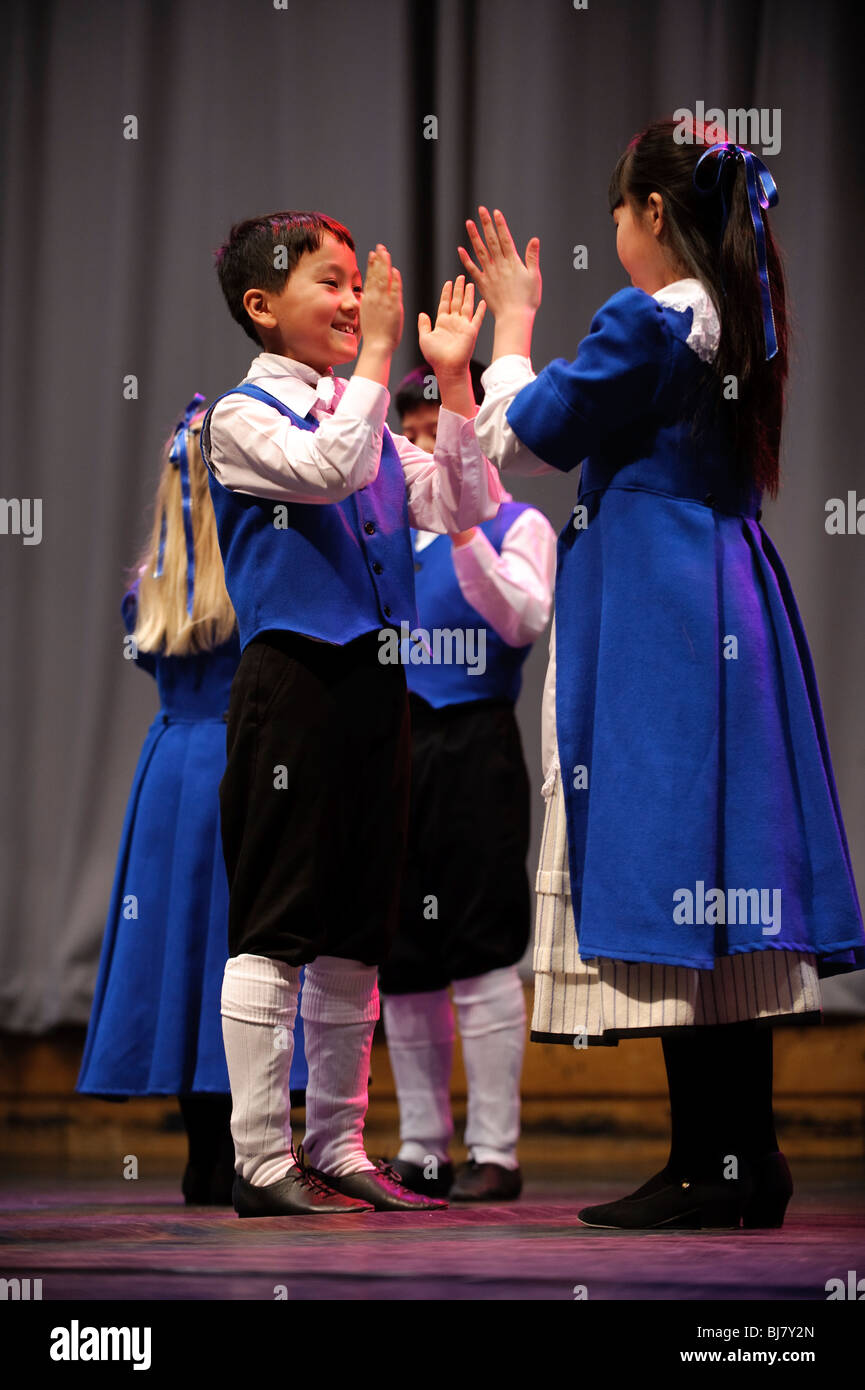 I bambini della scuola elementare a competere in un gallese balli folk concorrenza in Eisteddfod, Wales UK Foto Stock