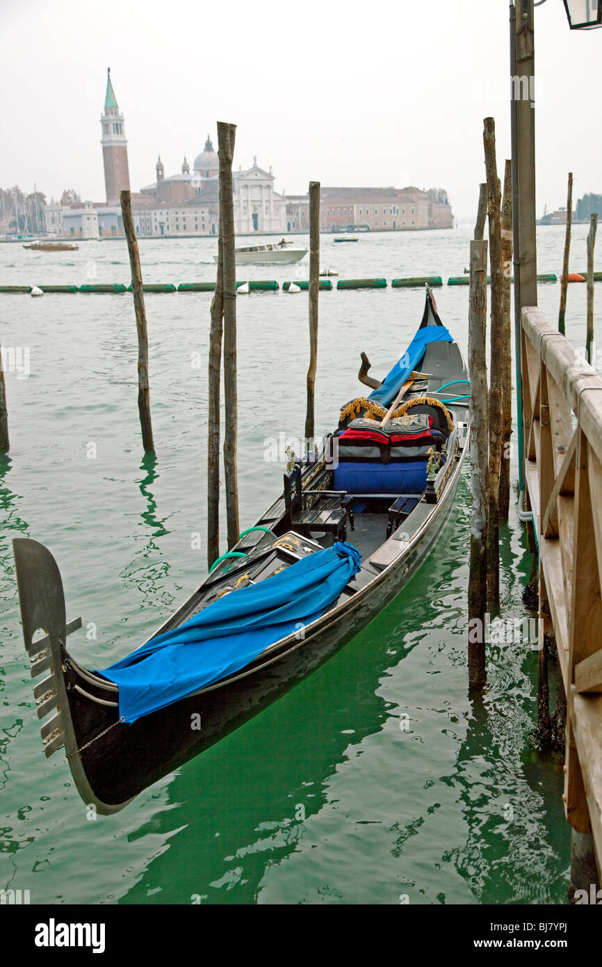 Gondola ormeggiata sulla laguna di Venezia Foto Stock