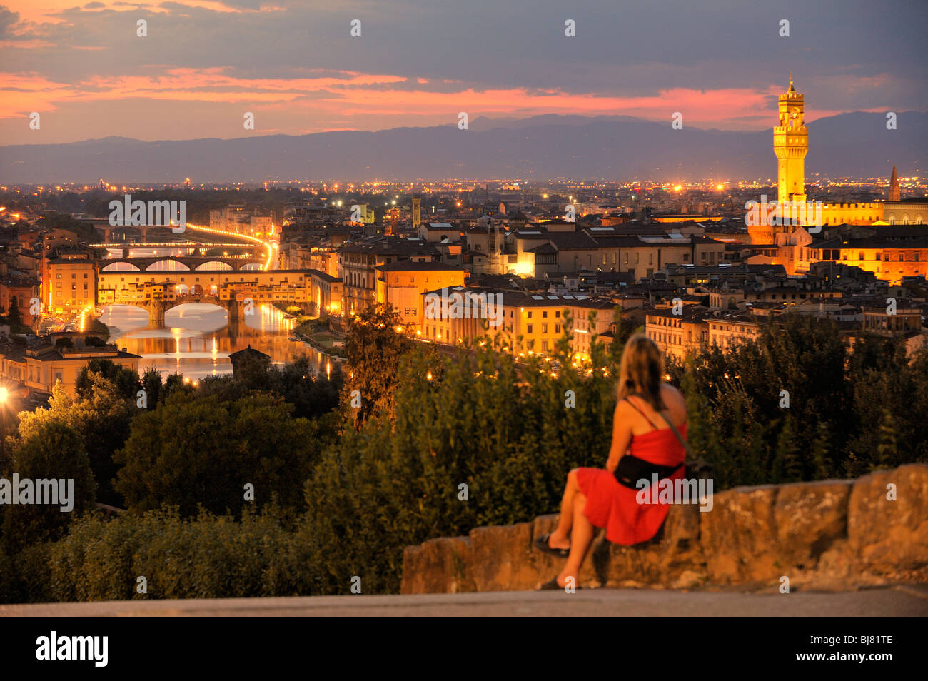 Firenze, Toscana, Italia. Visualizzazione classica del Ponte Vecchio e sul fiume Arno dal Piazzale Michelangelo. Sera d'estate Foto Stock