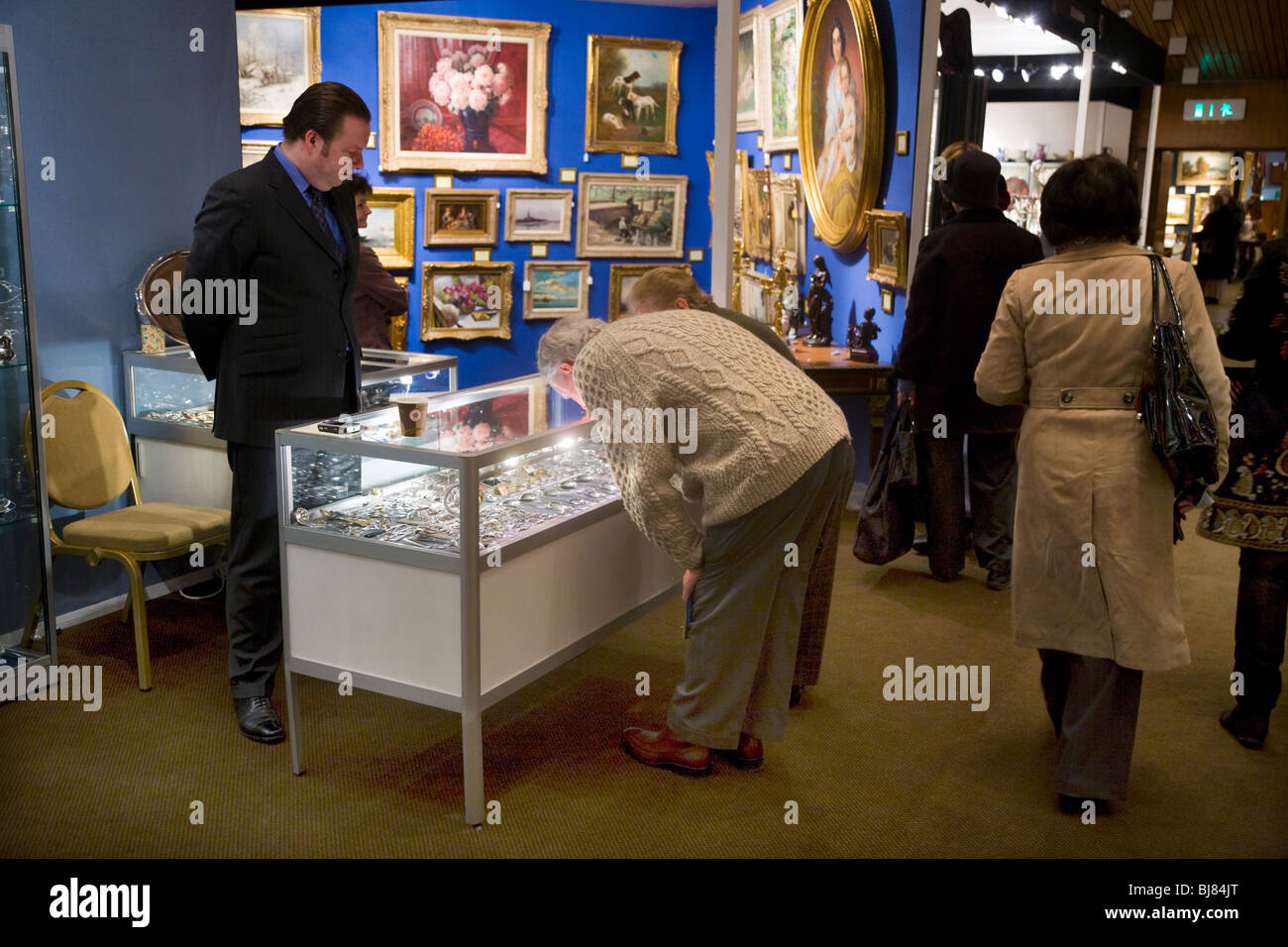 Espositori / bancarelle di vendita gioielli antichi, & arte / Pittura:  l'Antichità e Belle Arti Fiera, Kensington Town Hall. Londra. Regno Unito  Foto stock - Alamy