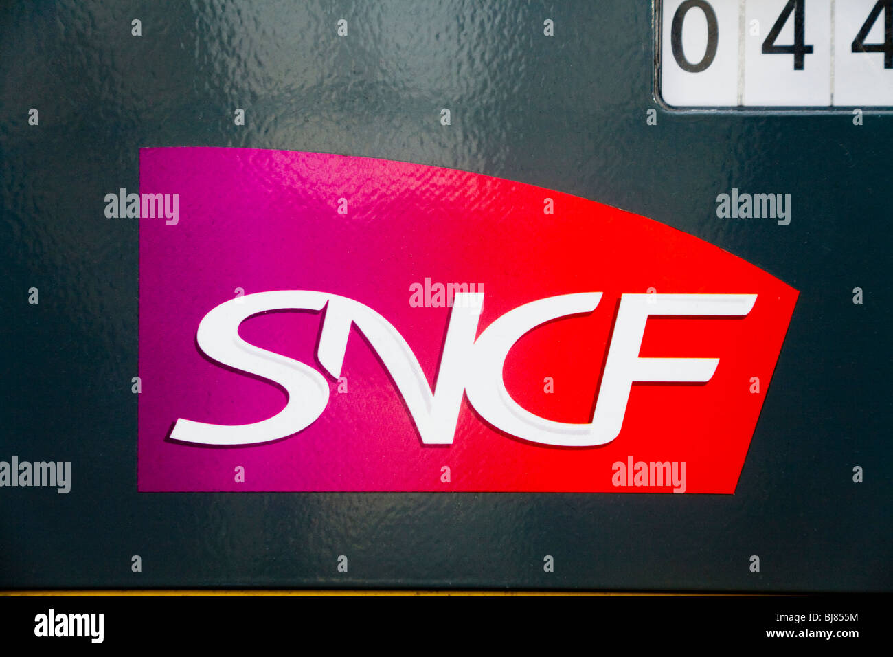 SNCF corporate identity / ident / logo / icona sul lato di un treno francese carrello in Francia. Foto Stock