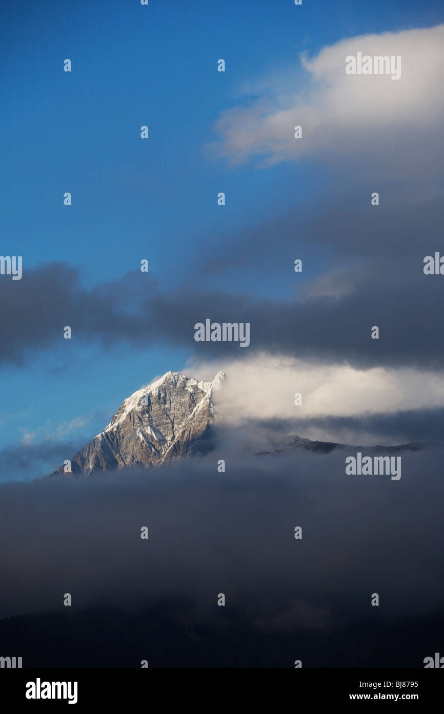 Nuvole nascondendo quasi 8 km di alte vette lungo Jomsom Trek (parte del famoso circuito di Annapurna), Nepal. Foto Stock