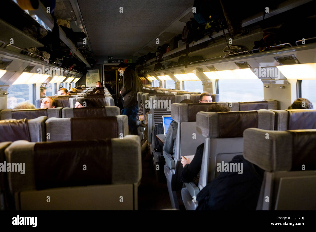 Interno della carrozza del treno sul servizio Eurostar a Parigi e a Bruxelles attraverso il tunnel sotto la Manica. Foto Stock