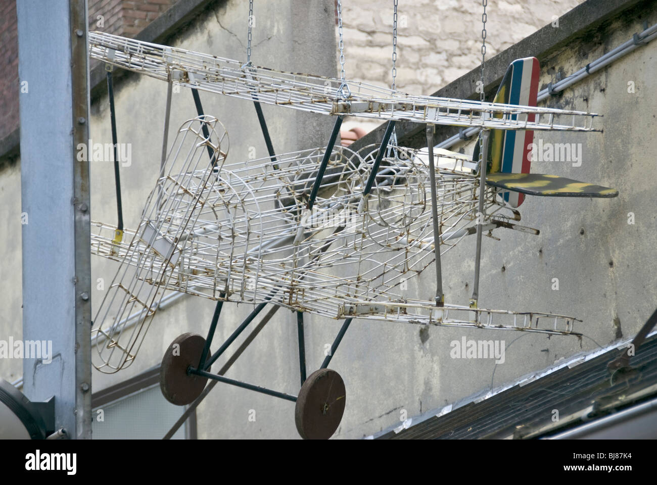Parigi, Francia, Shopping, Clignancourt Mercato delle Pulci, Francese mercatino di Antiquariato, vecchio segno Shop, Display esterno Foto Stock