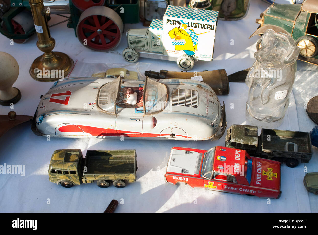 Parigi, Francia, Shopping, mercato delle pulci, mercato dell'antiquariato, Old French Toys Outside Shop, esposizione, dettaglio, giocattolo vintage Foto Stock