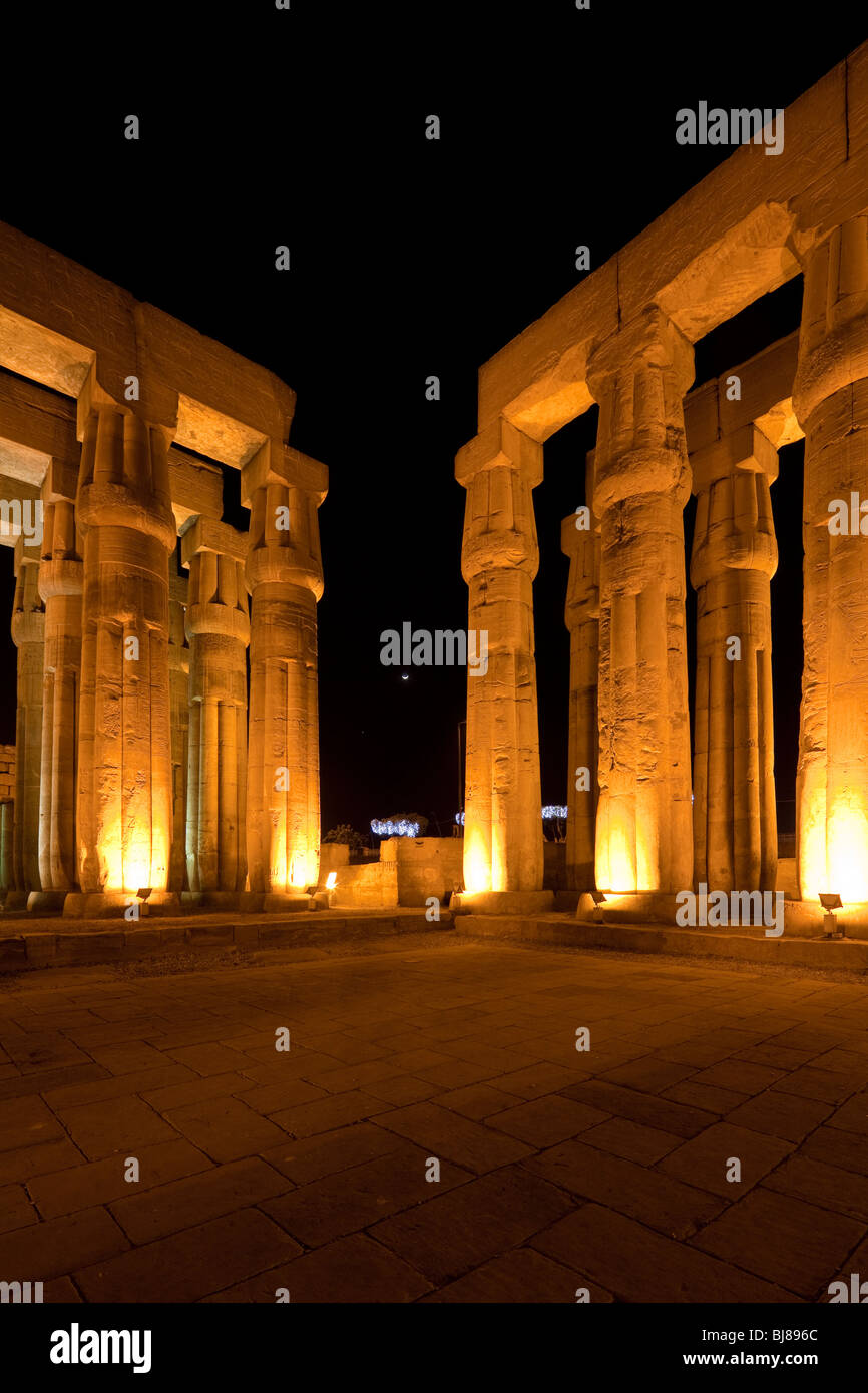 Corte di Amenhotep, Tempio di Luxor, Egitto Foto Stock