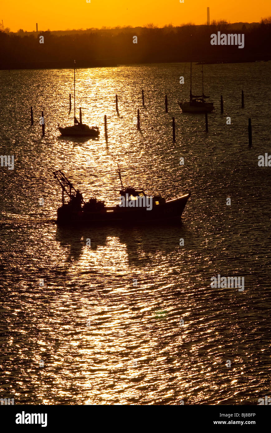 Barca da pesca rubrica home al tramonto Foto Stock