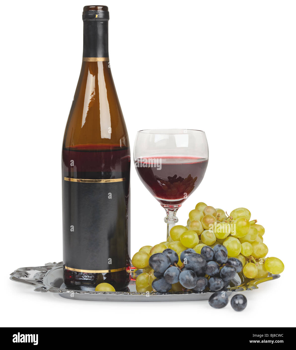 Ancora in vita della bottiglia di vetro del vino e uva isolati su sfondo bianco Foto Stock