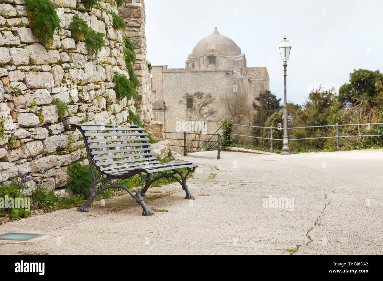 Banco vuoto su una strada, la Sicilia Erice Foto Stock