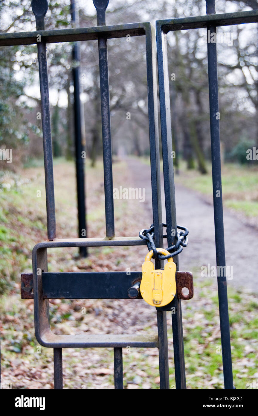 Chiuso con lucchetto sulla porta di ingresso al Sydenham Hill legno, a sud di Londra - Inghilterra Foto Stock