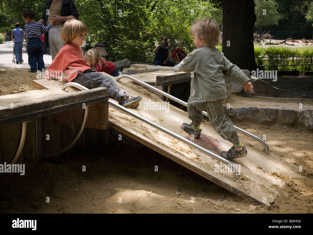 Due ragazzi giocare in un parco. Monaco di Baviera, Germania Foto Stock