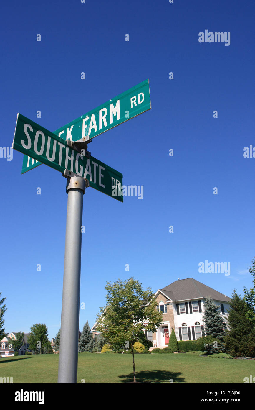 I cartelli stradali con i nomi delle strade di fronte a una sola famiglia  casa, STATI UNITI D'AMERICA Foto stock - Alamy
