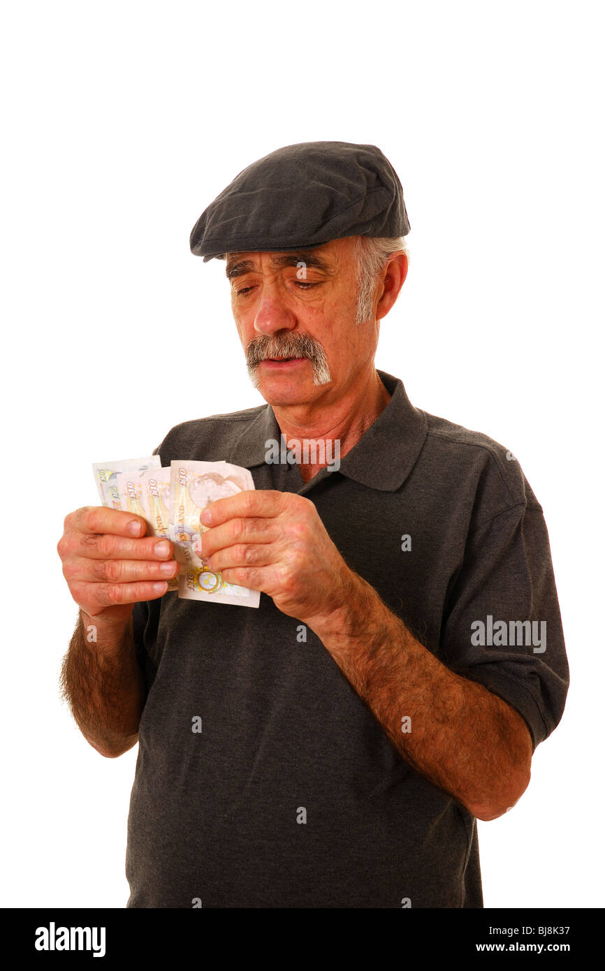 Uomo anziano azienda dieci Pound sterling note Foto Stock