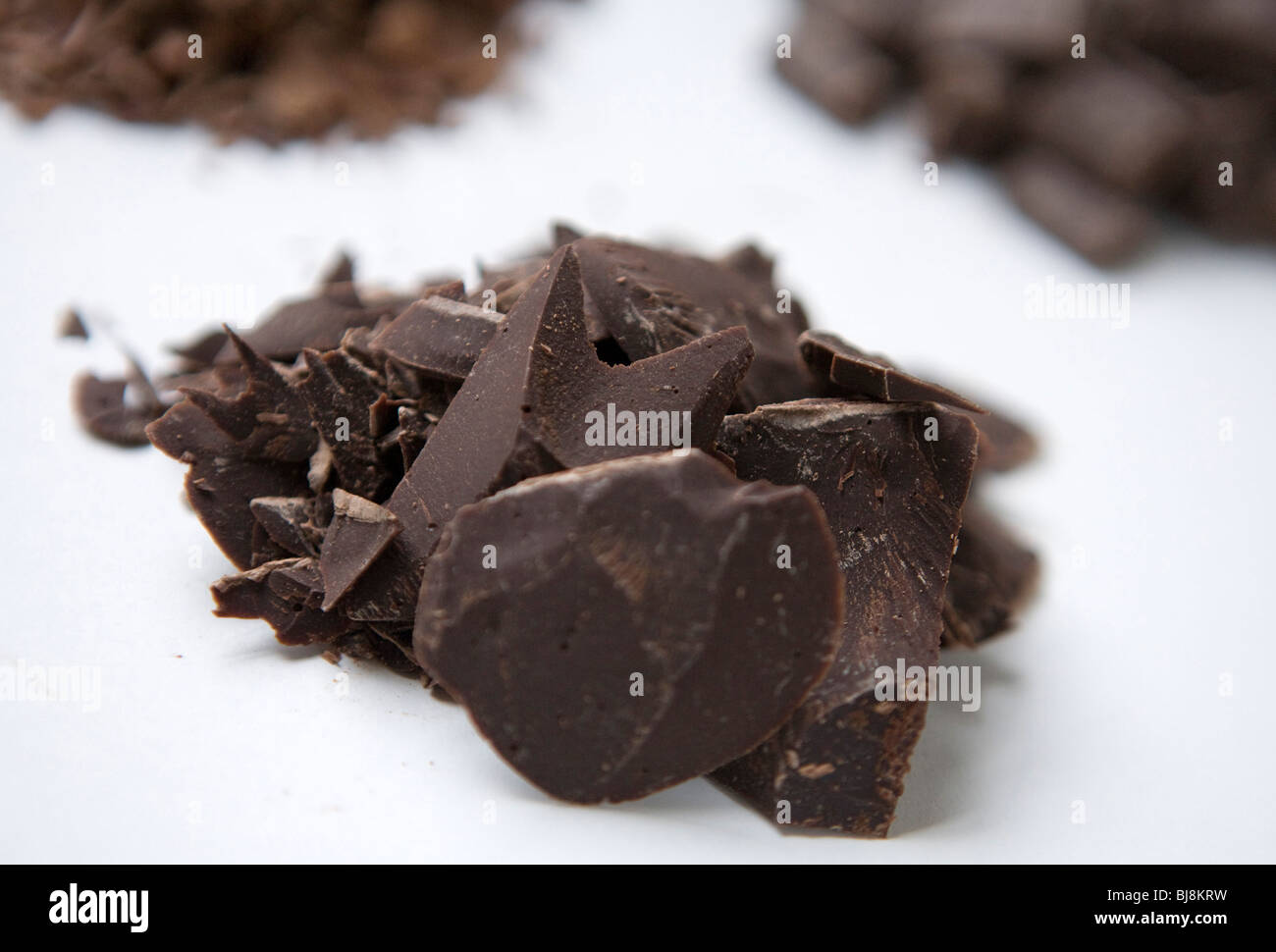 Cioccolato fondente e al latte in trucioli e blocchi. Foto Stock
