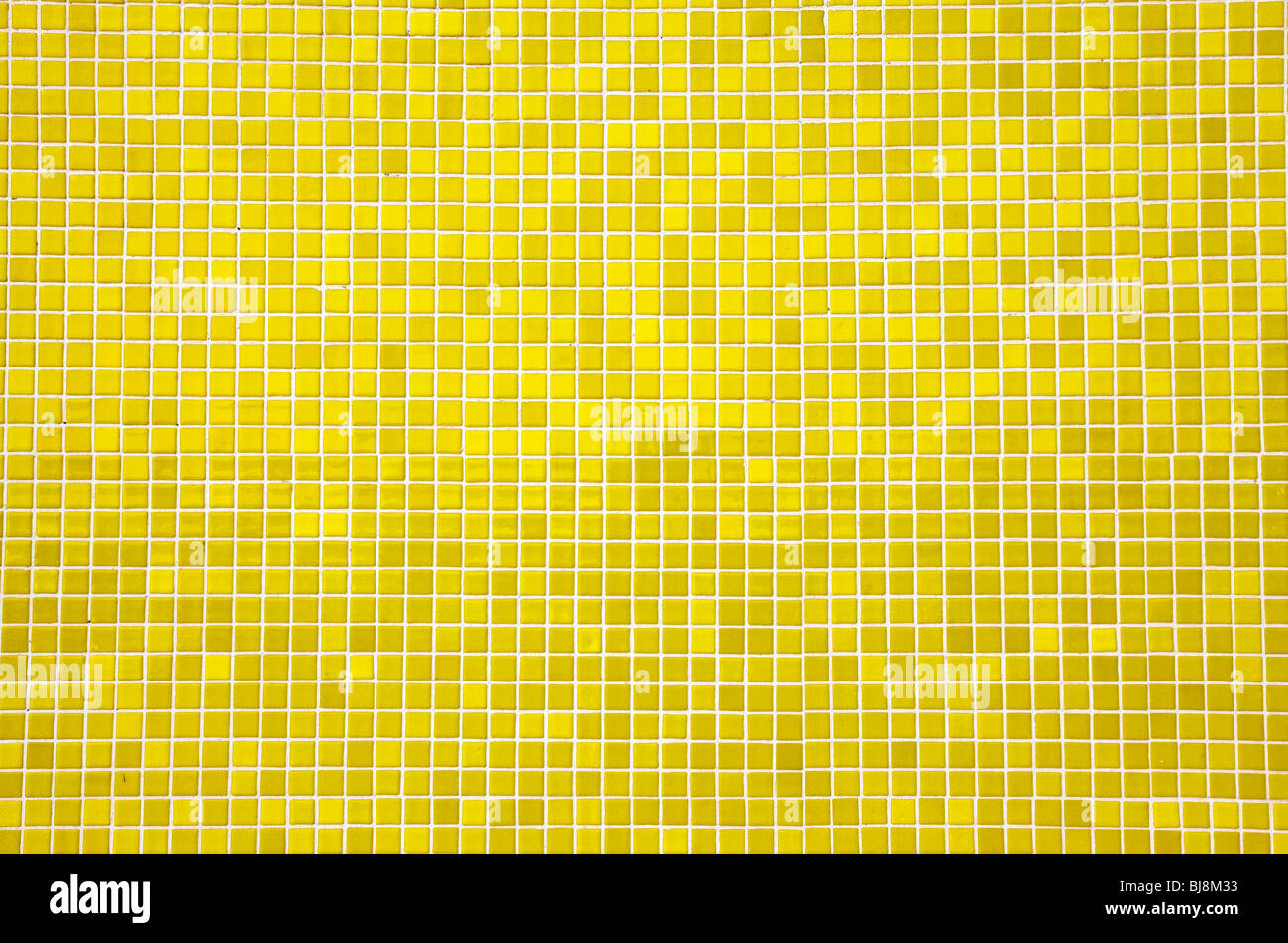Il giallo di piastrelle a mosaico su una parete Foto Stock