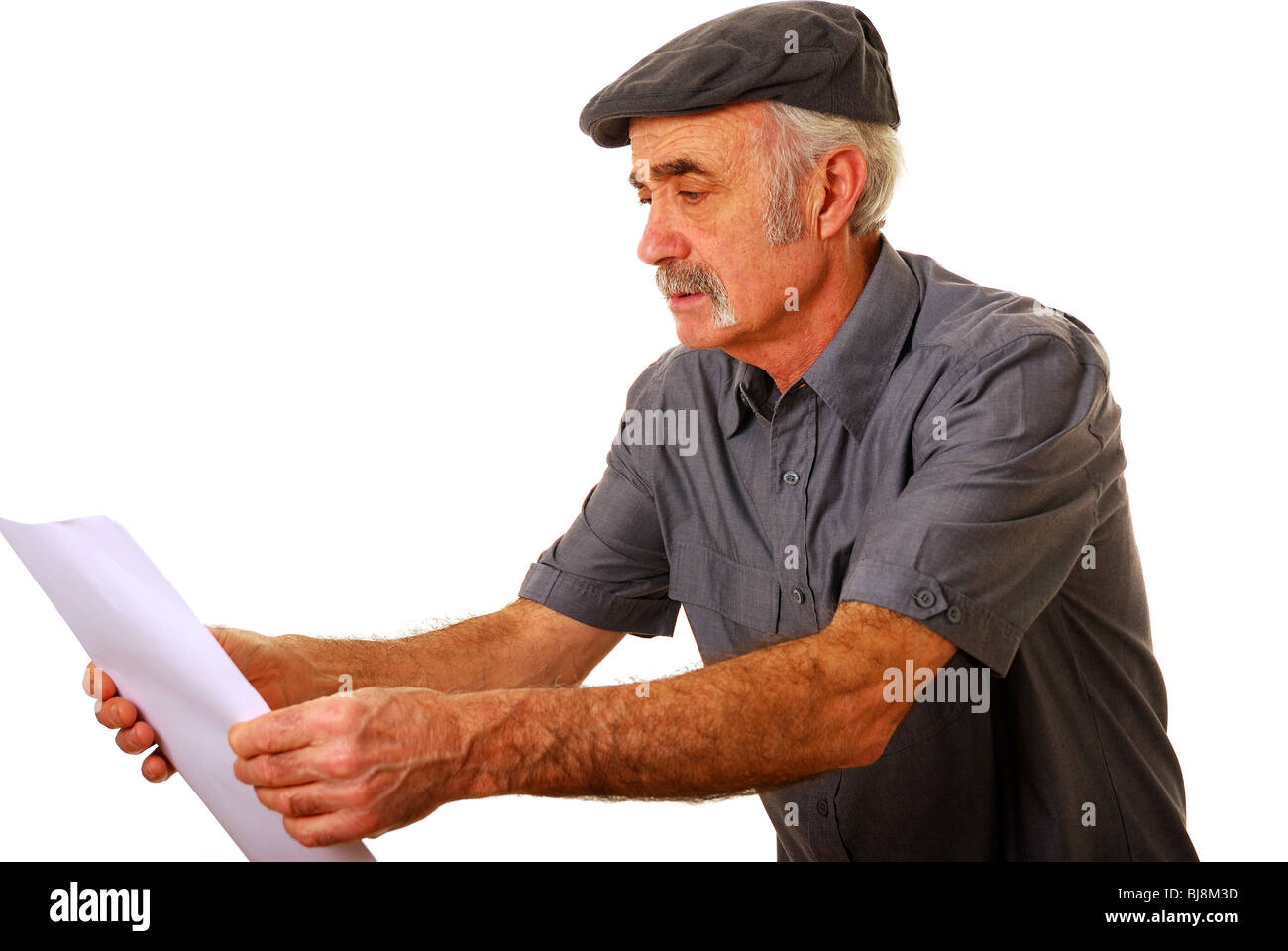 Uomo anziano tenendo la carta più lontano per leggere la stampa di piccole dimensioni Foto Stock
