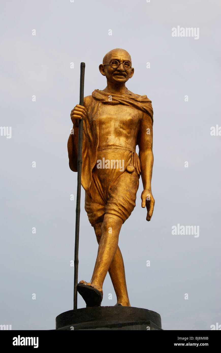 Il Mahatma Gandhi (Mahatma Gandhiji)(Mohandas Karamchand Gandhi) monumento commemorativo statua che si trova nel Kerala,l'India a Quilon Beach Foto Stock