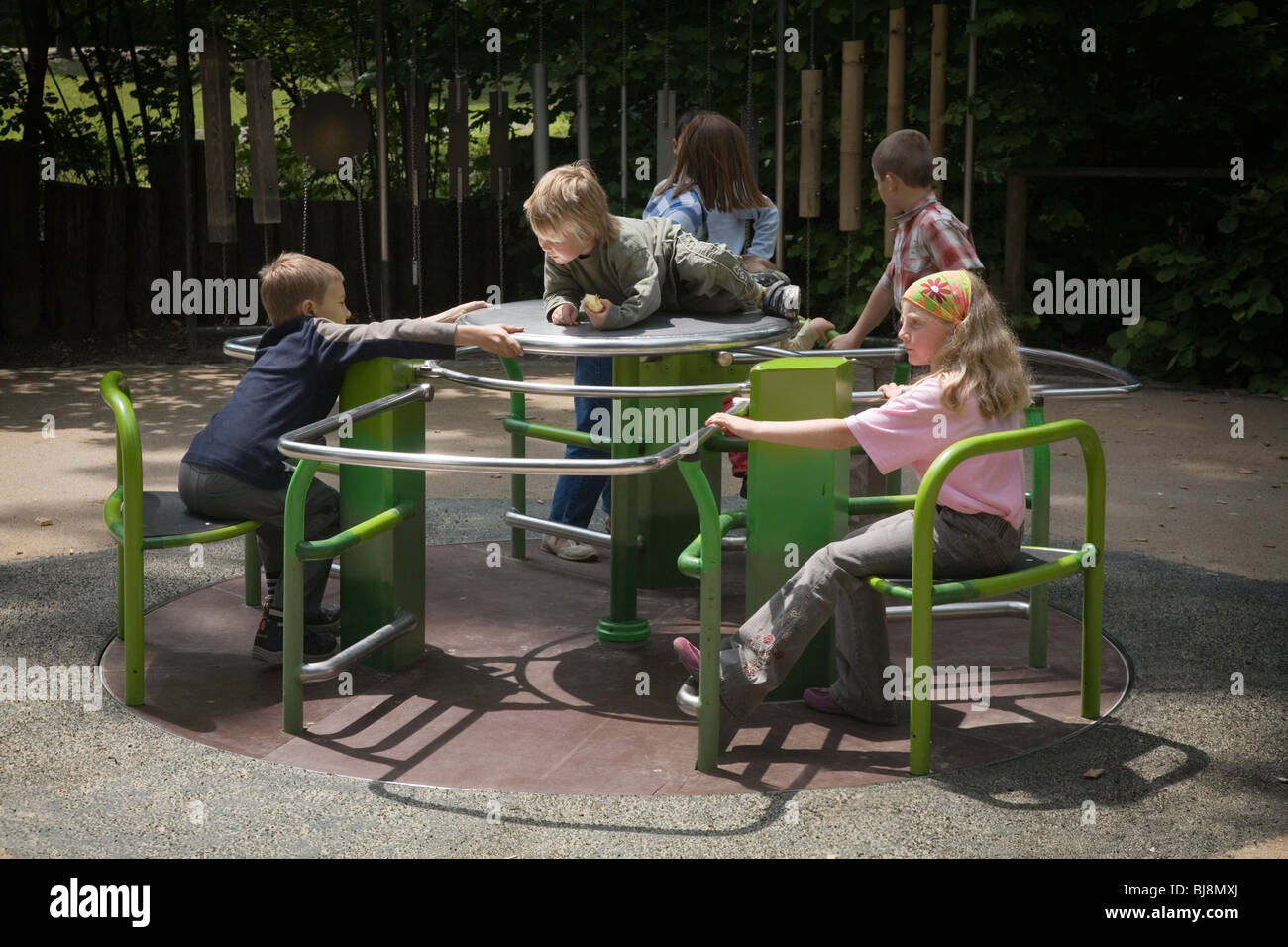 Bambini che giocano in un merry-go-round. Monaco di Baviera, Germania Foto Stock