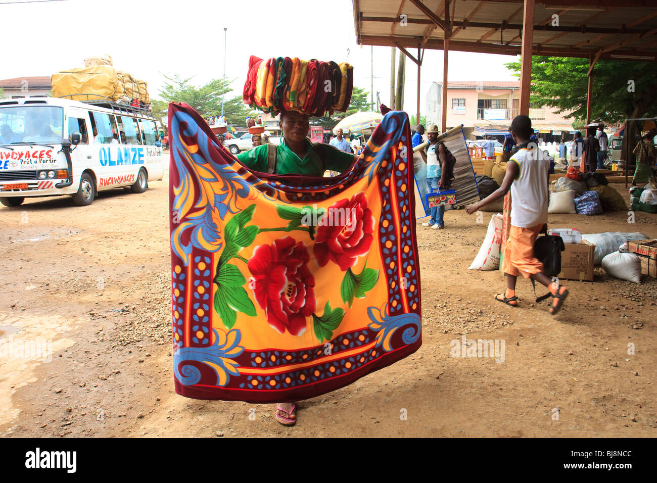 Africa equilibrio Camerun Ebolowa multicolore mercato Foto Stock