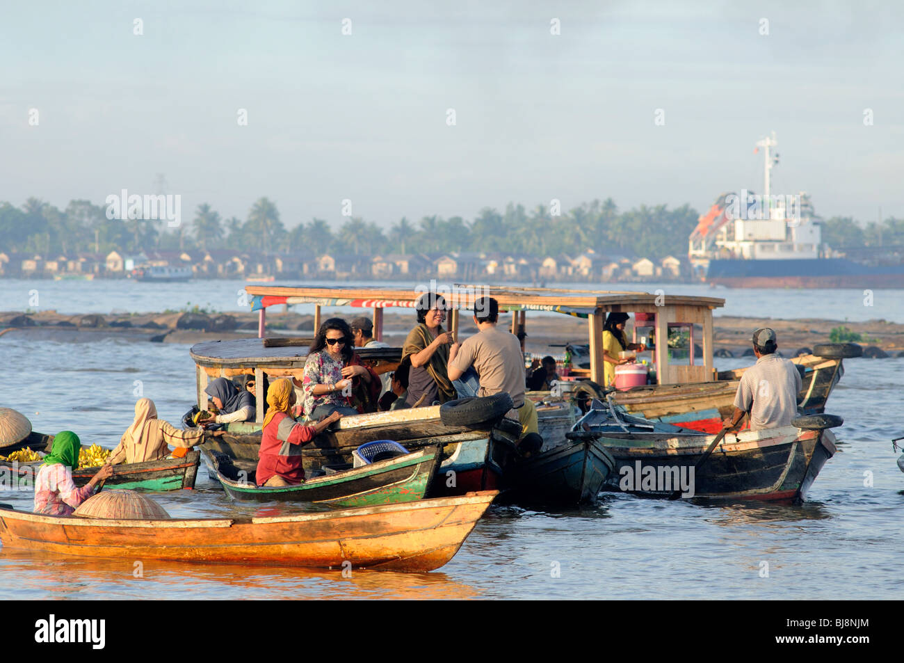 Il Pasar Terapung mercato galleggiante, Kuiin e fiumi Barito, Banjarmasin, Kalimantan, Indonesia Foto Stock