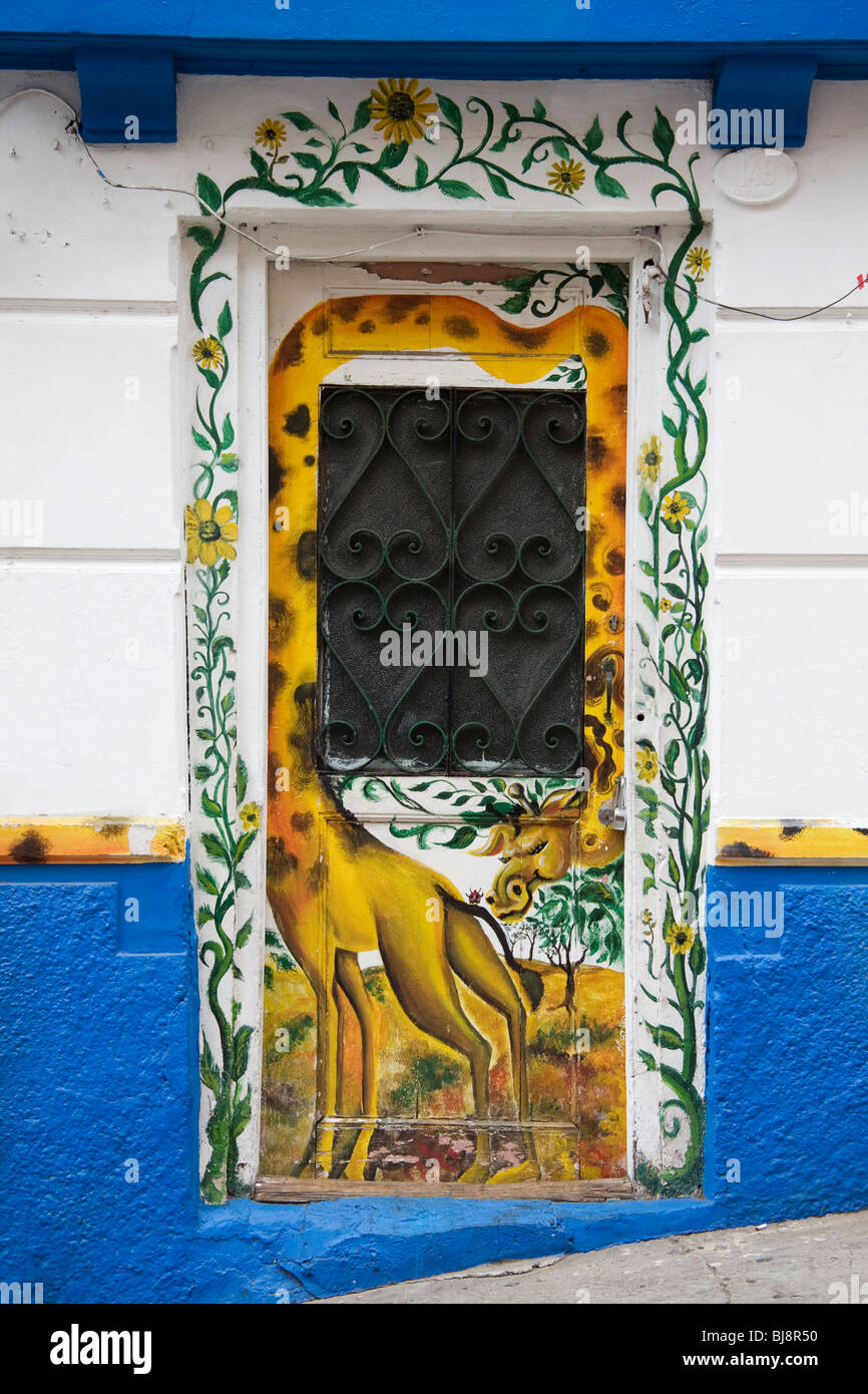 Fantasiosa e colorata porta, Valparaiso, Cile. Foto Stock