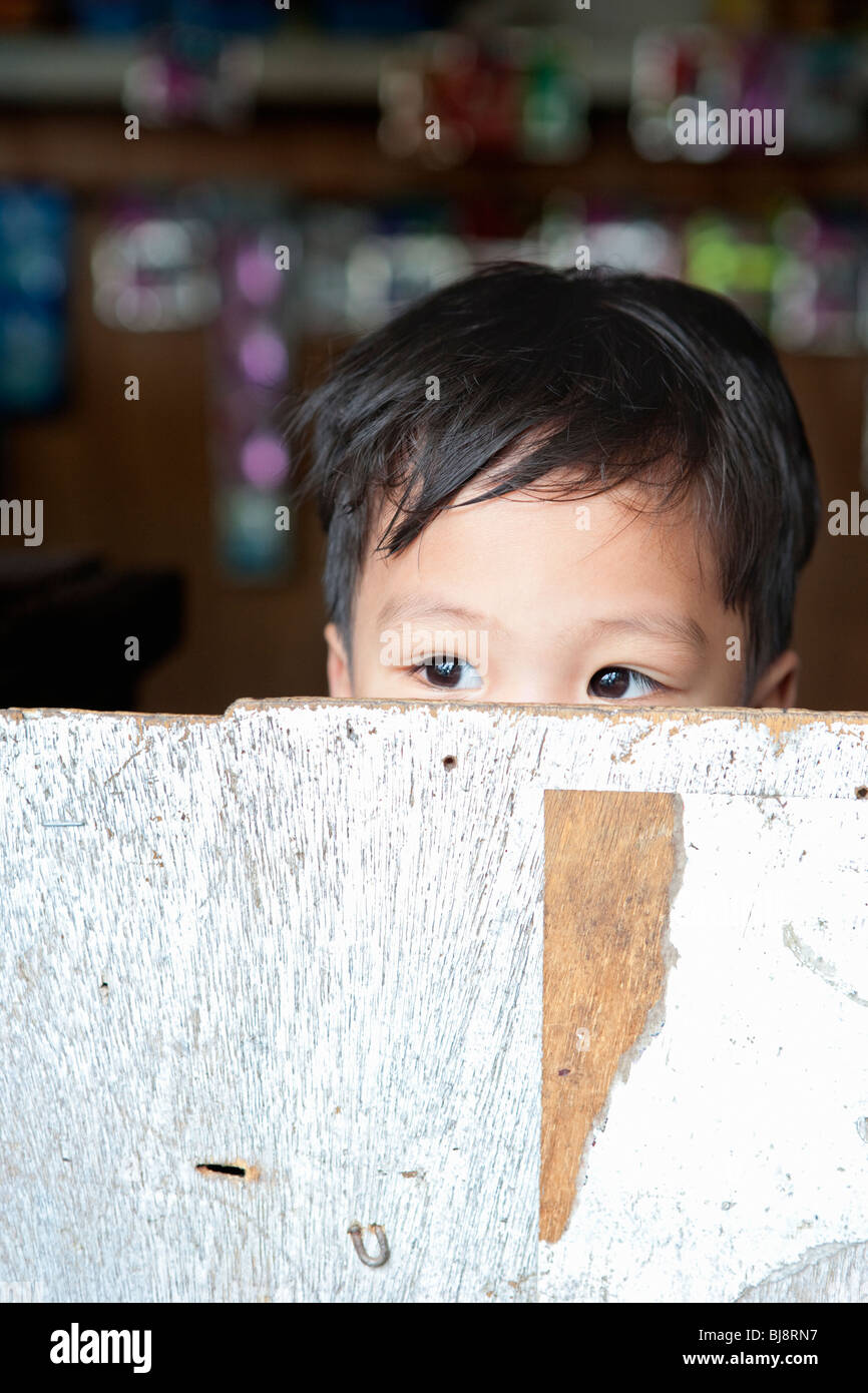 Childs occhi sbirciando su shop in legno frontale; Intramuros; Manila Filippine; Foto Stock