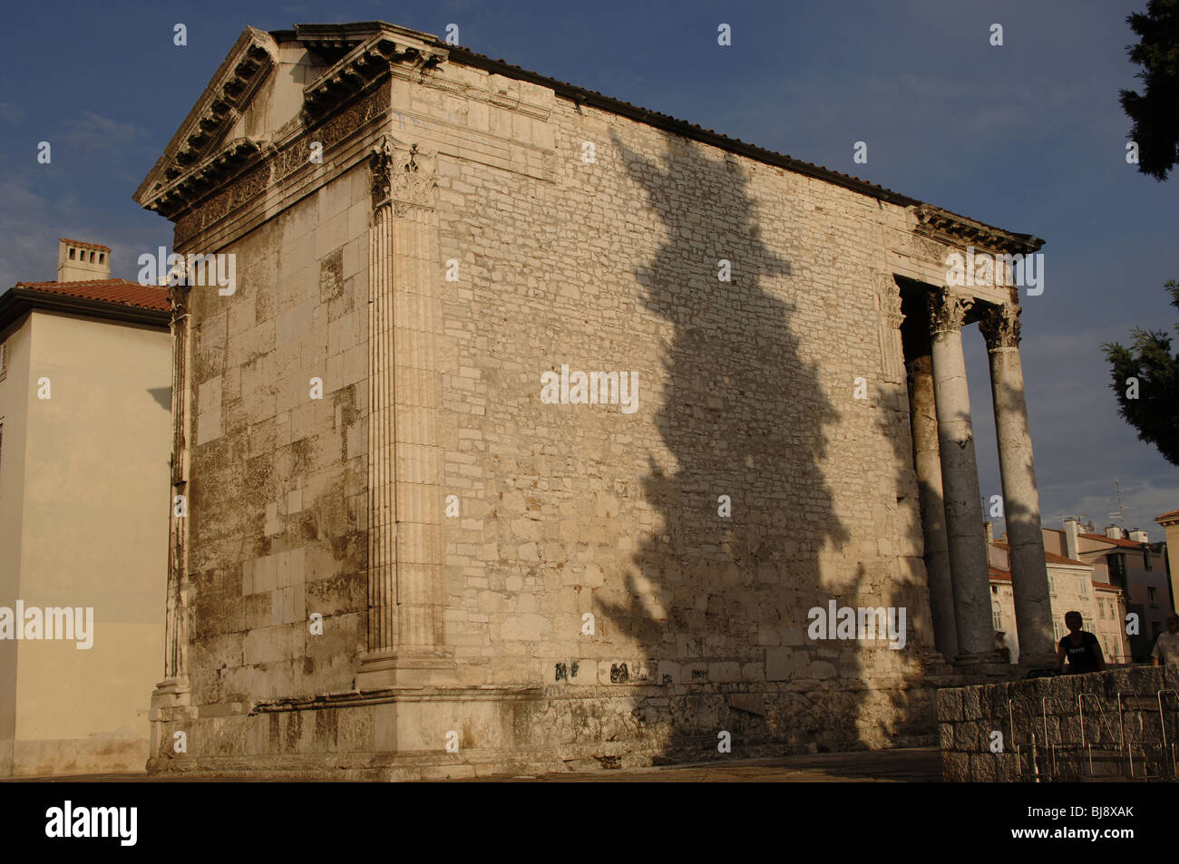 Tempio di Augusto, costruita tra l'anno 2 A.C. e il 14 D.C. Dettaglio. Pula. La penisola istriana. La Croazia. Foto Stock