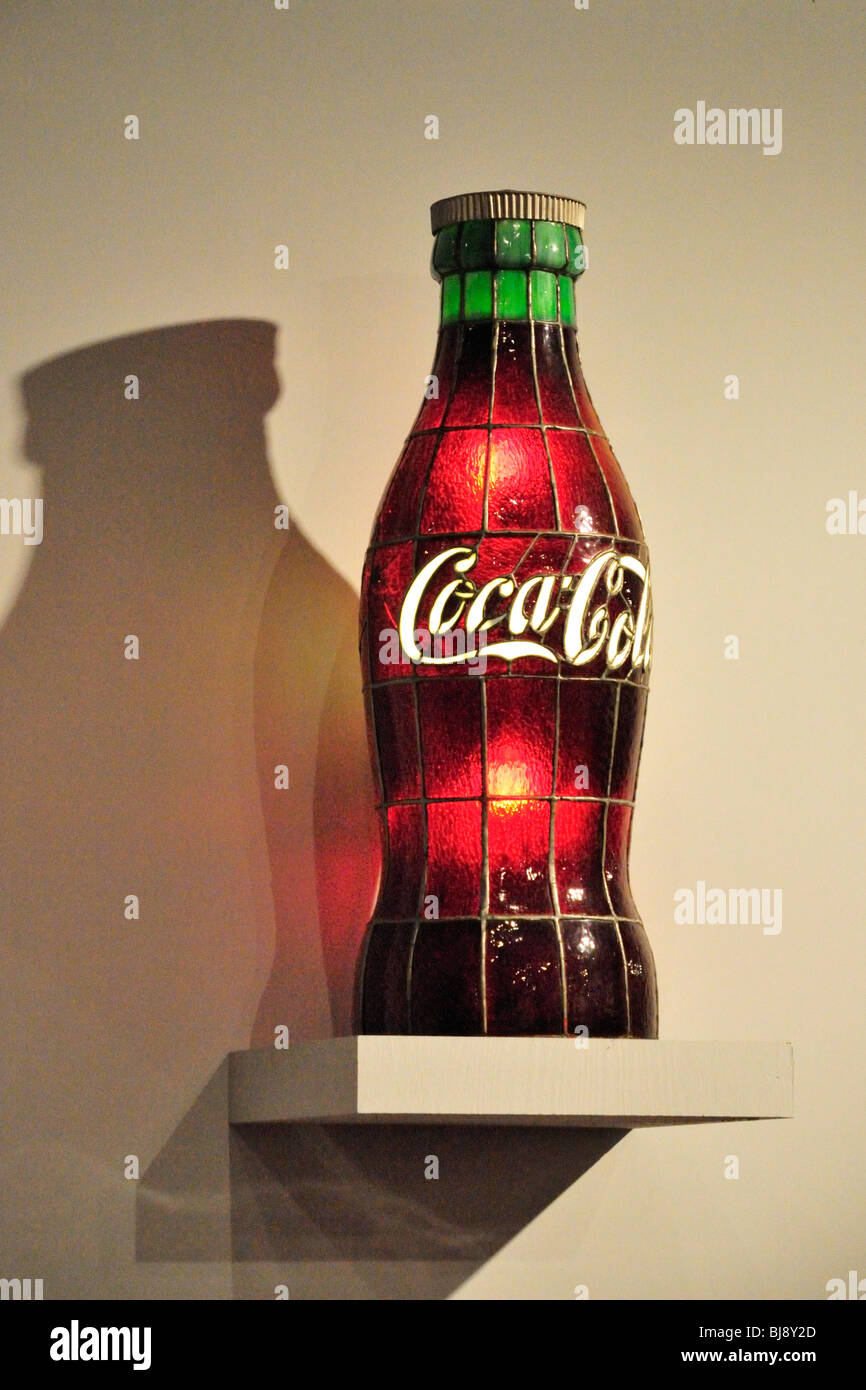 Display elettrificata Coca Cola bottiglia composta di benzina al piombo in vetro colorato, circa 1925 Foto Stock