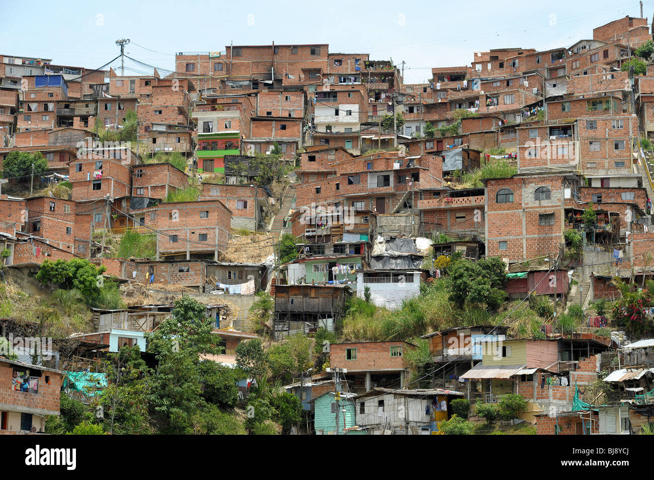 Case in La Aurora dove Metrocable linee della cabinovia operano al servizio delle baraccopoli-dimora residenti sulle colline di Medellin. Foto Stock