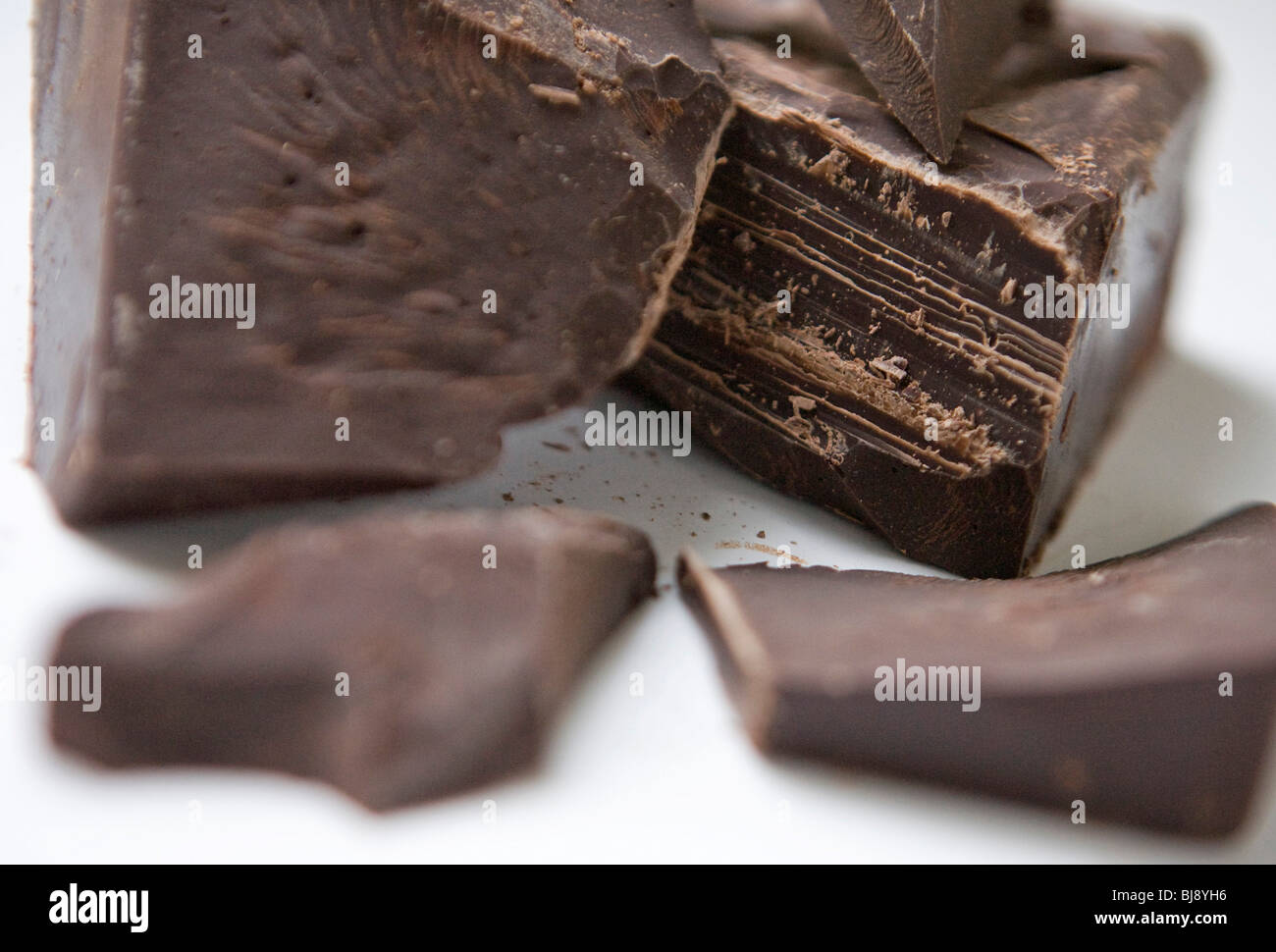 Un blocco di cioccolato fondente. Foto Stock