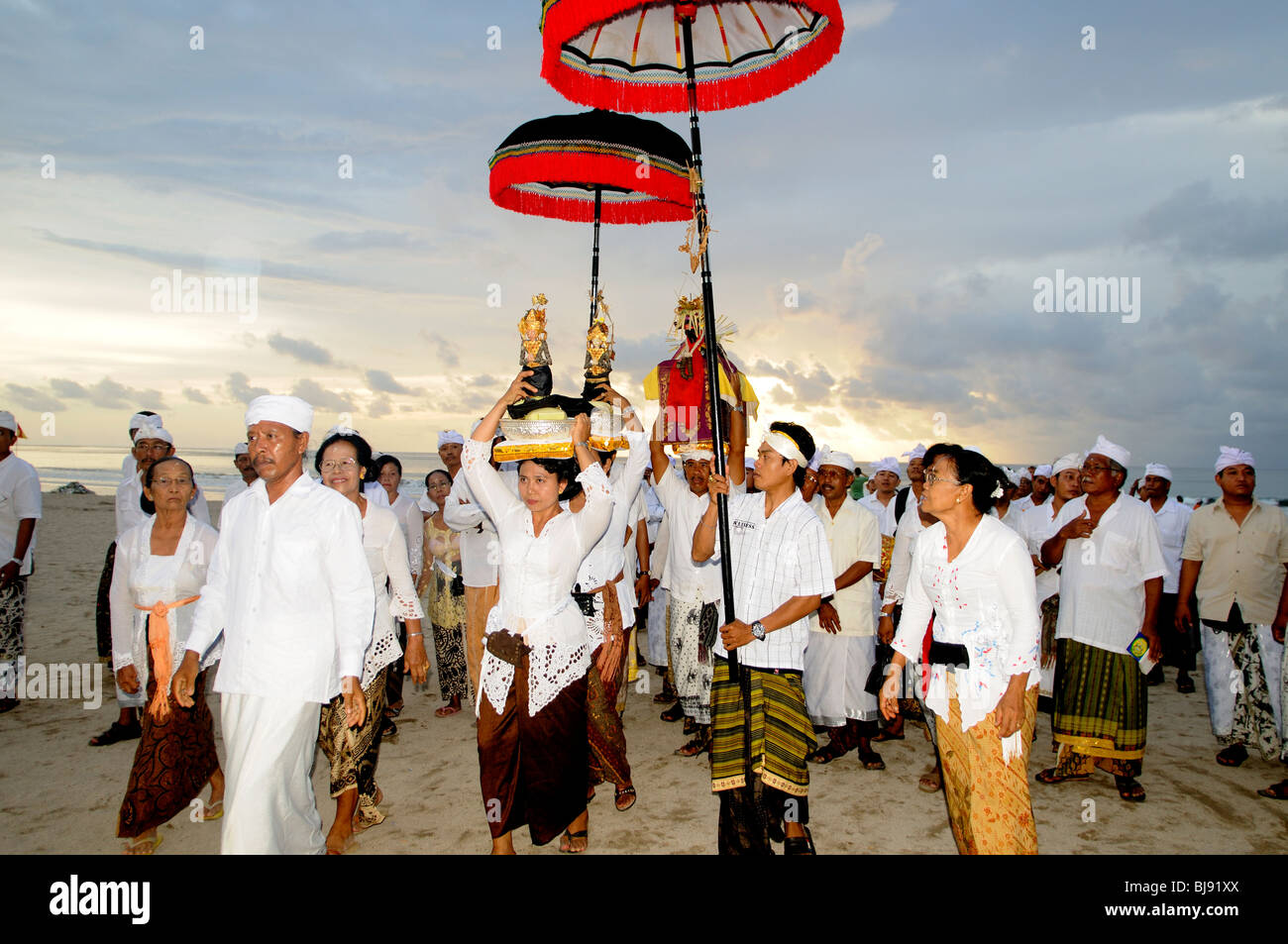 Cerimonie Balinesi sulla spiaggia Kuta Bali, Indonesia Foto Stock