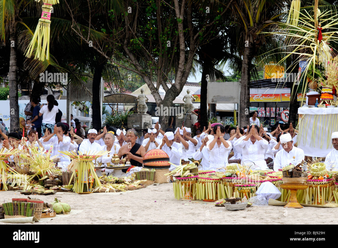 Cerimonie Balinesi sulla spiaggia Kuta Bali, Indonesia Foto Stock