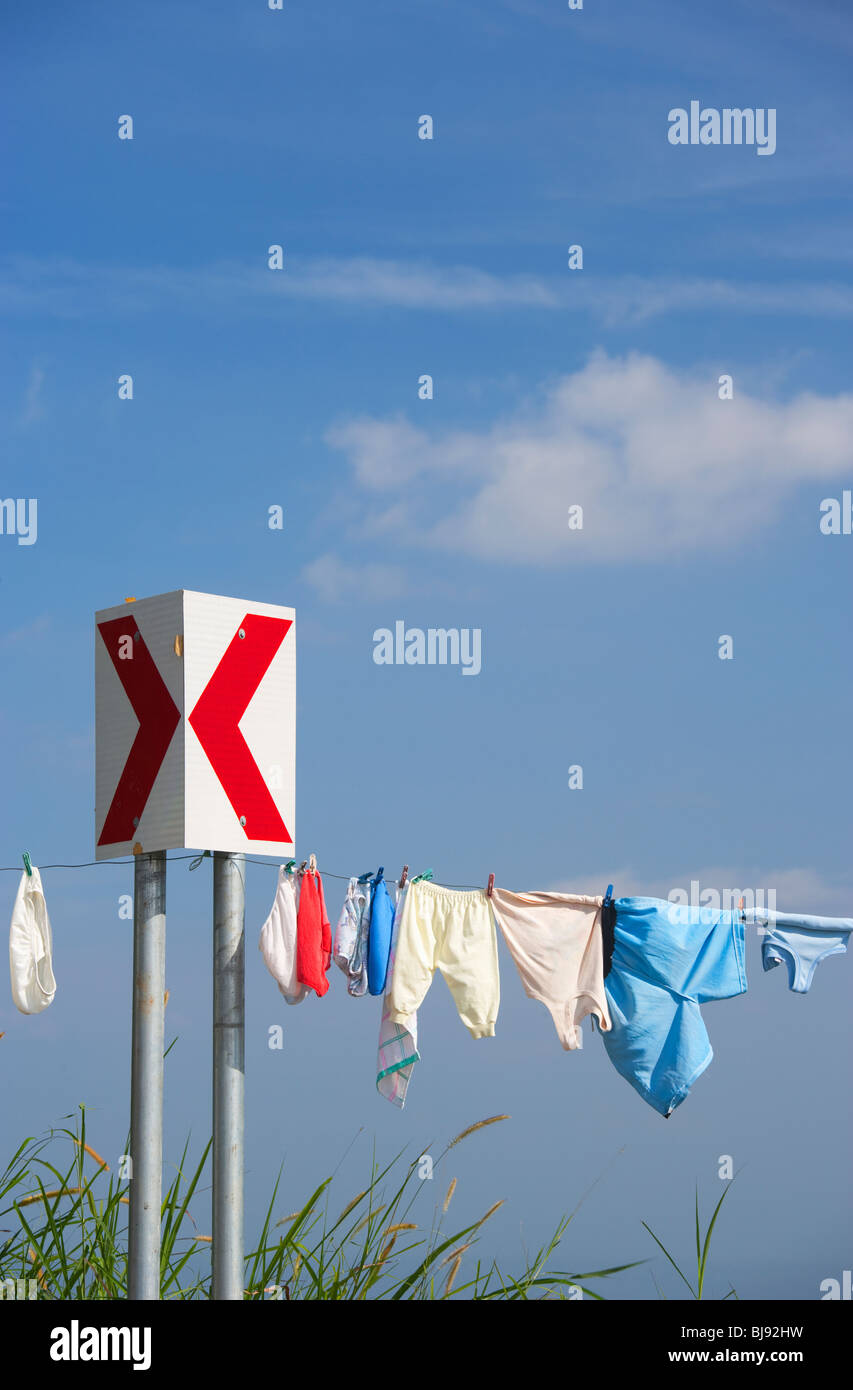 Lavaggio e asciugatura sulla linea collegata al cartello stradale; Batangas; Luzon meridionale; Filippine Foto Stock