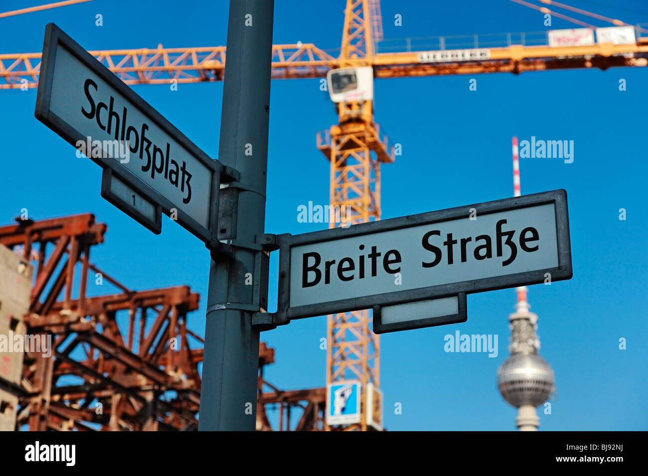 I cartelli stradali in parte anteriore del Palazzo della Repubblica di Berlino, Germania, Europa Foto Stock