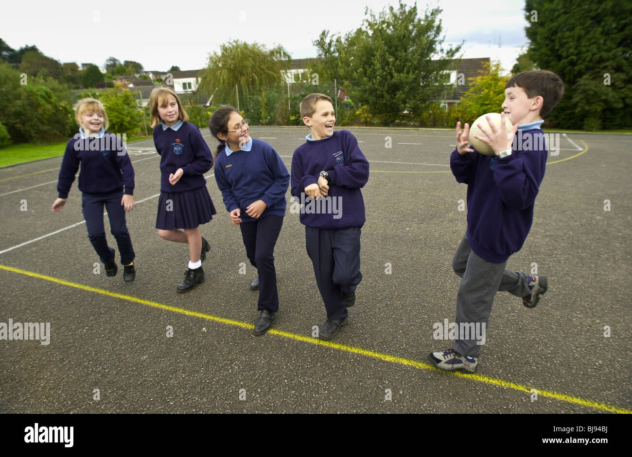 "Catture non prendere' scuola tradizionale parco giochi palla di gioco che viene giocato sul schoolyard di una scuola primaria in Wales UK Foto Stock