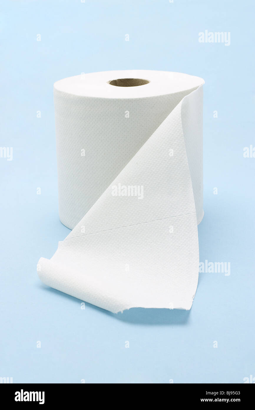 Bianco rotolo di carta igienica su seamless sfondo blu Foto Stock