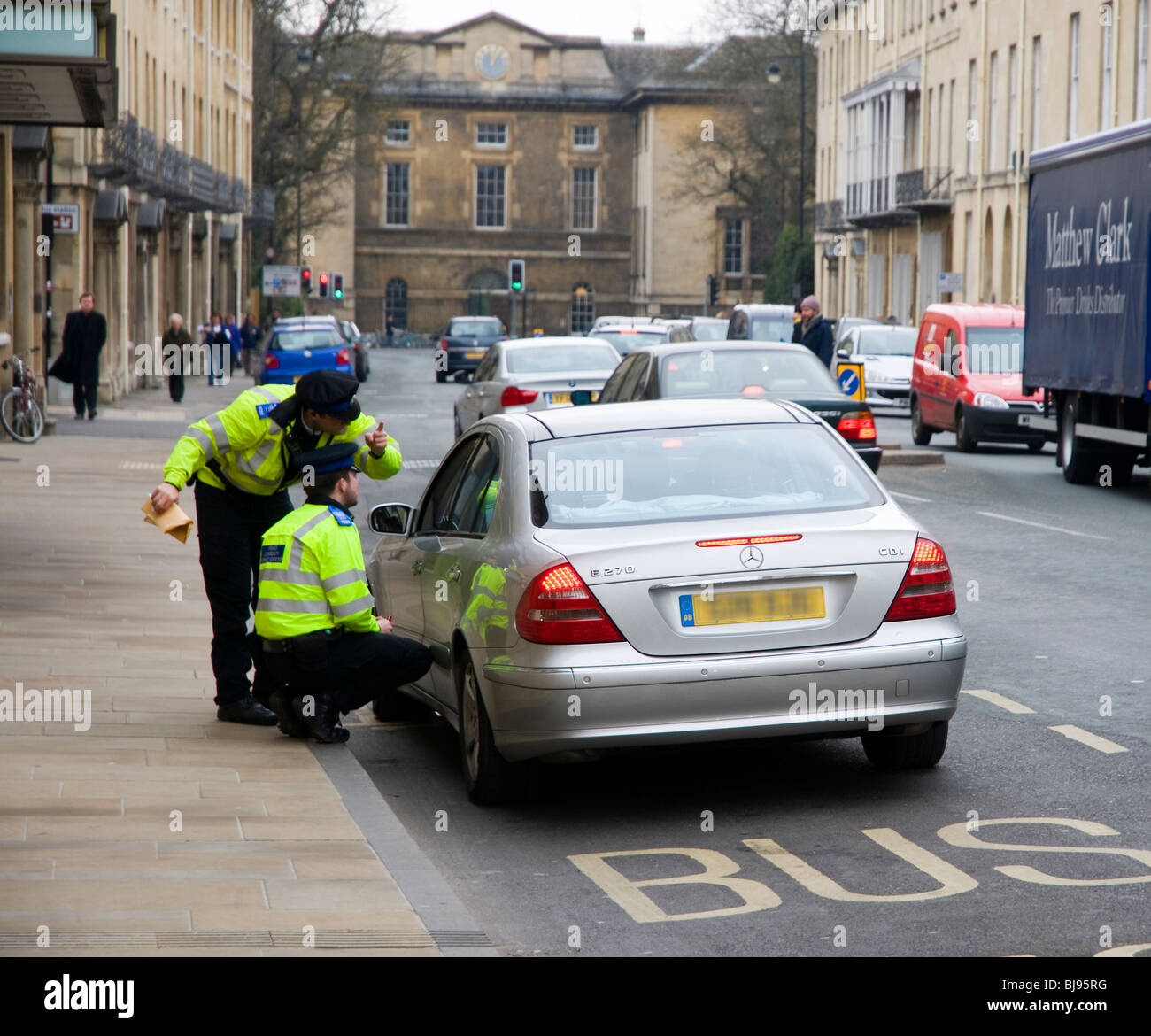 Comunità ufficiali della polizia aiutando un automobilista con indicazioni in Oxford Foto Stock