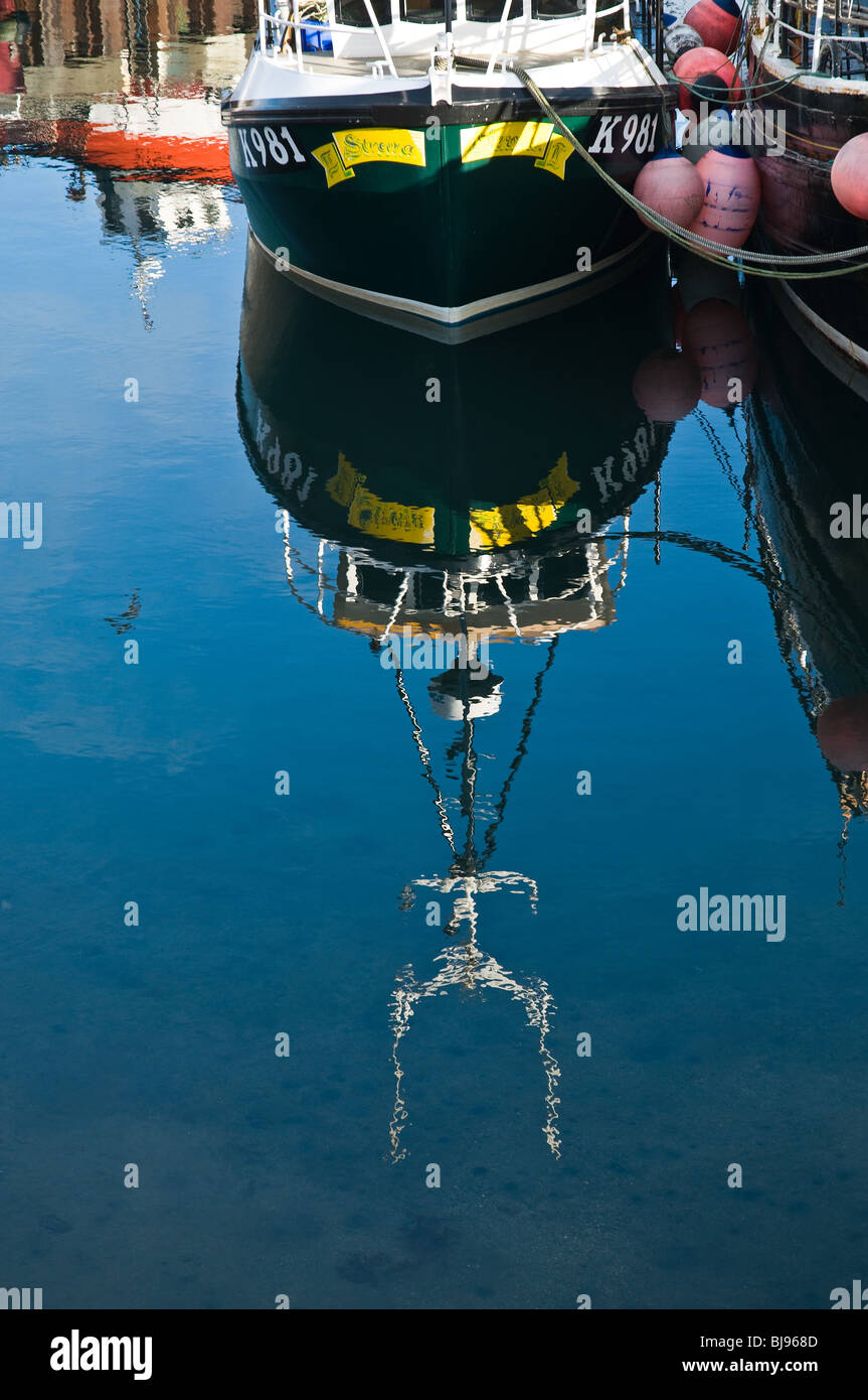dh STROMNESS ORKNEY Fishingboats riflessione in porto immagine specchio pesca barca riflessi Foto Stock