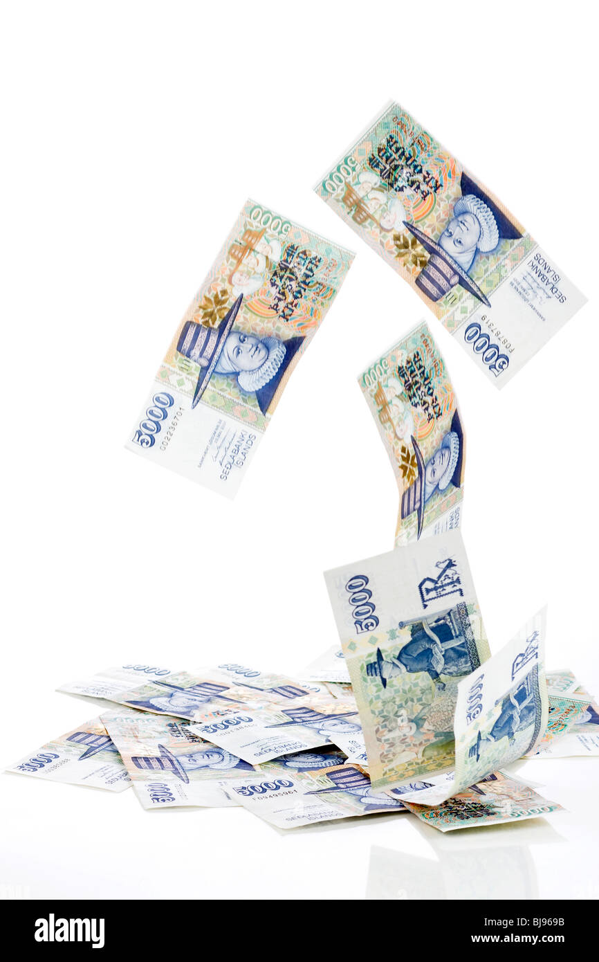 Flying money, la corona islandese nota su sfondo bianco Foto Stock