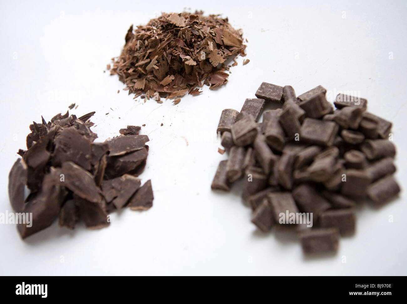 Cioccolato fondente e al latte in trucioli e blocchi. Foto Stock