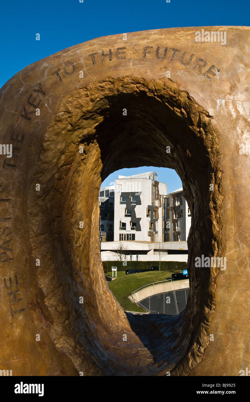 Dh dynamic earth HOLYROOD EDINBURGH scultura la chiave del futuro edificio del parlamento scozzese artwork Foto Stock